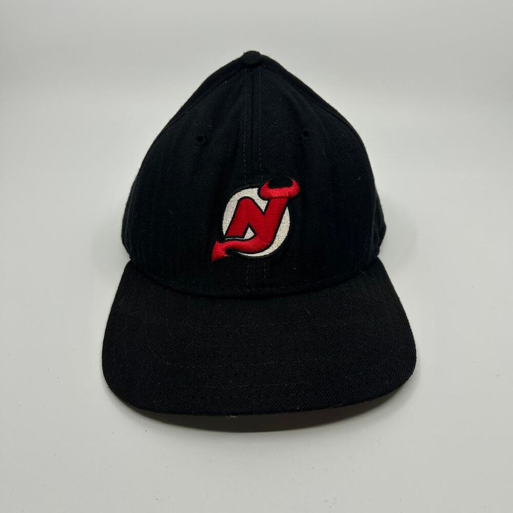 VTG 90s New Era black and red New Jersey Devils snapback hat
